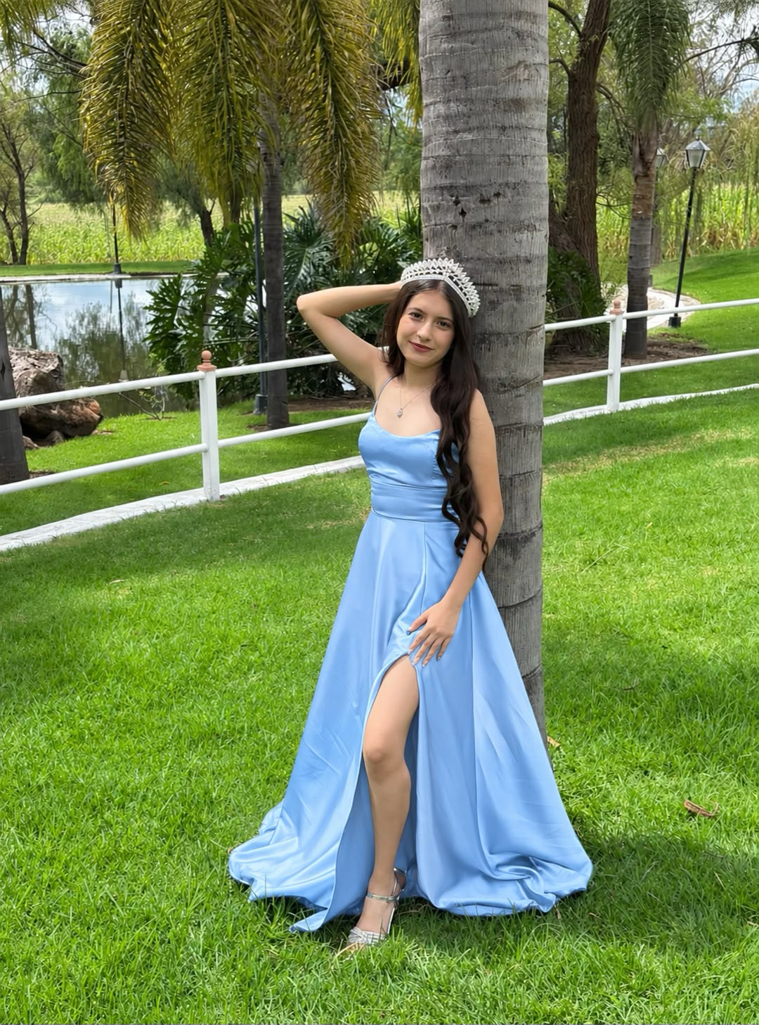 Zoe junto a la palmera