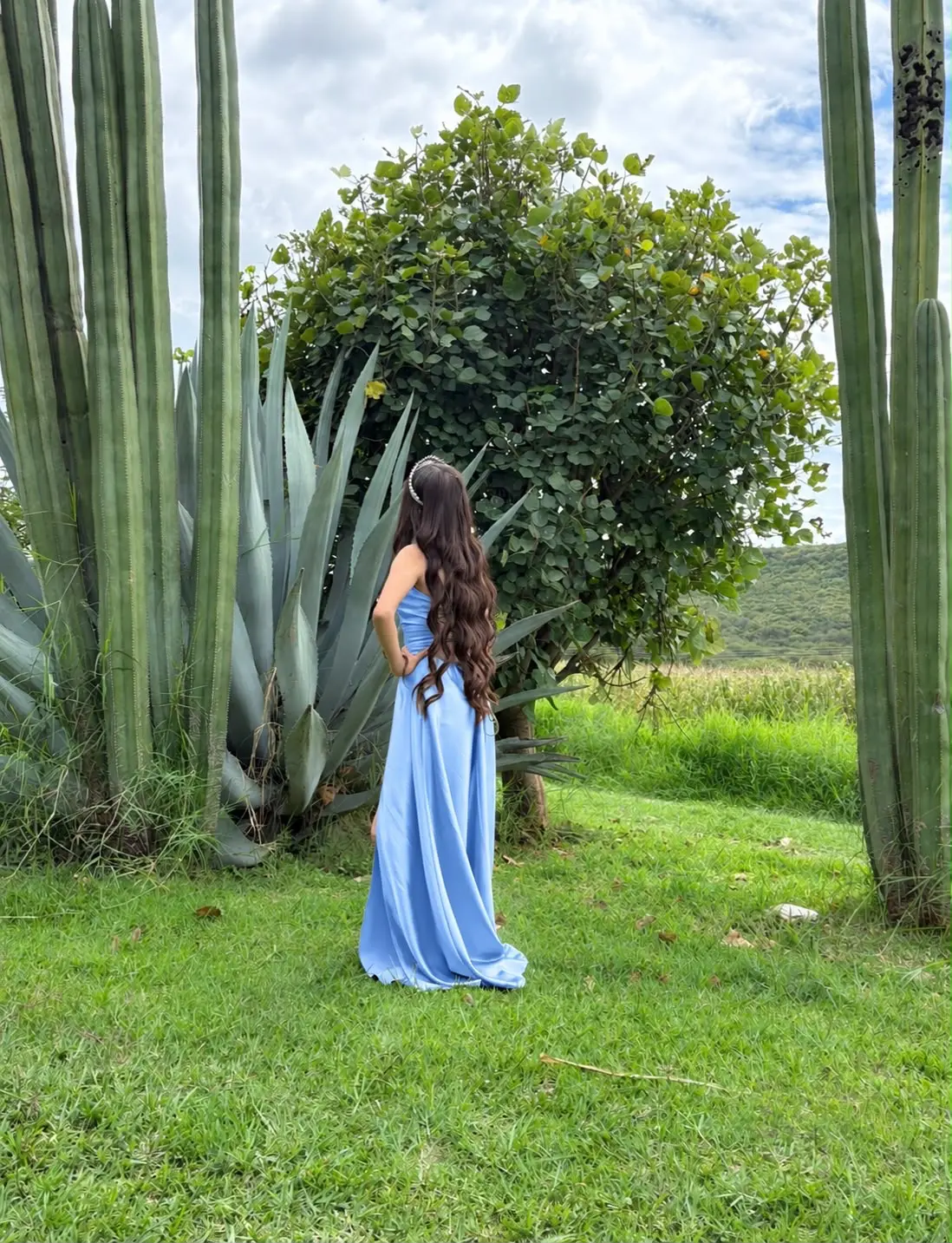 Zoe de espaldas entre cactus